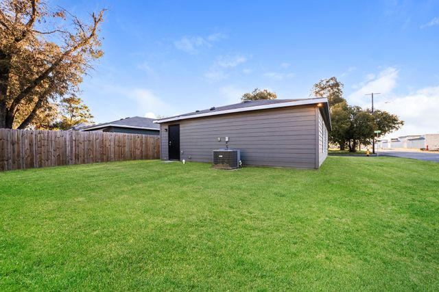 700 E Pecan Avenue, Waco, TX 76704