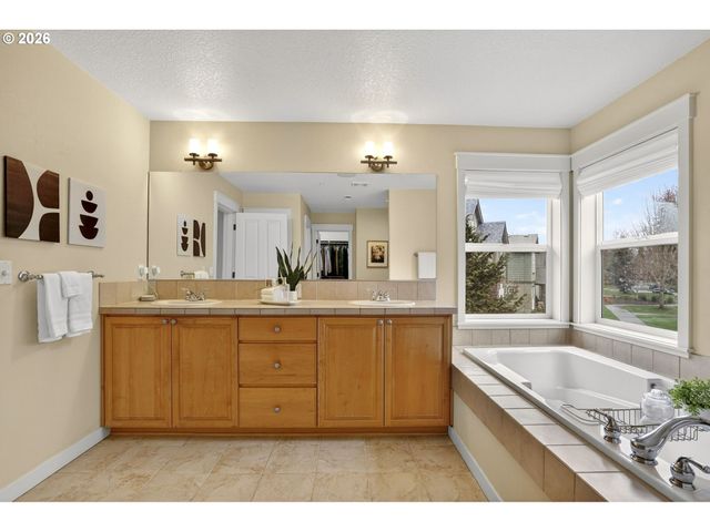 28677 Sw COSTA Cir, Wilsonville, OR 97070