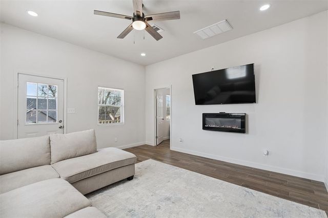 314 W Springer Avenue, Guthrie, OK 73044