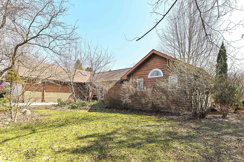 8801 Hart DRIVE, Waterford, WI 53185