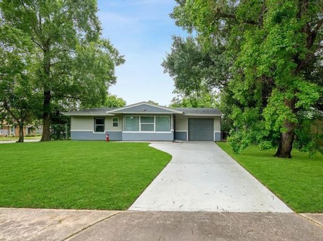 6058 Lyndhurst Drive, Houston, TX 77033