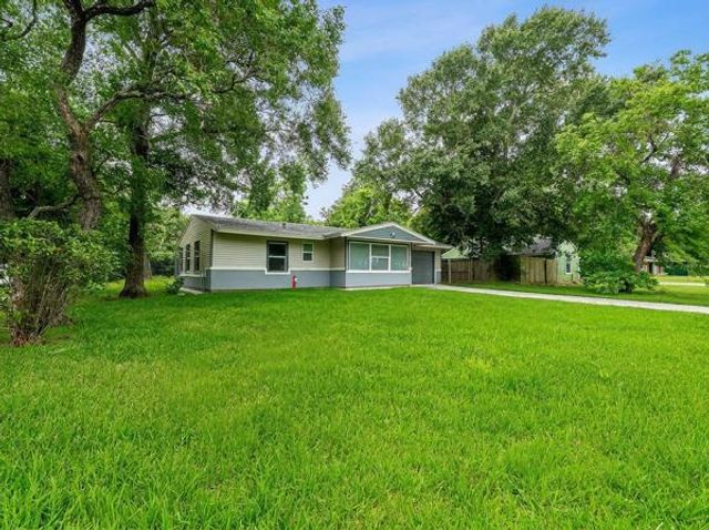 6058 Lyndhurst Drive, Houston, TX 77033