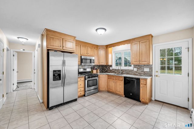 25 Woodlawn Avenue, Enfield, CT 06082