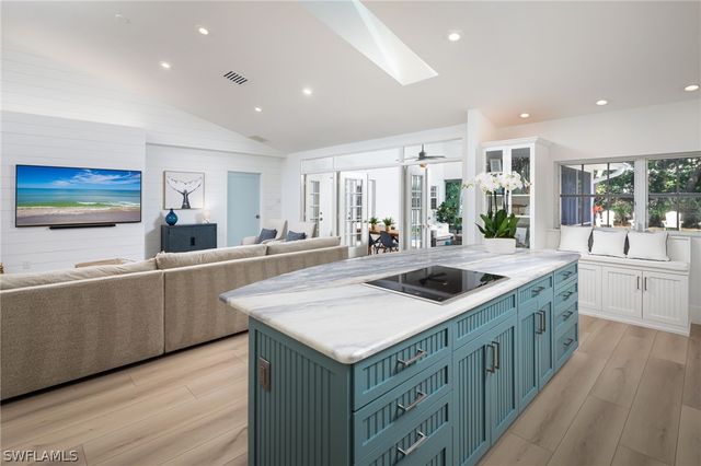 339 4th AVE N, Naples, FL 34102