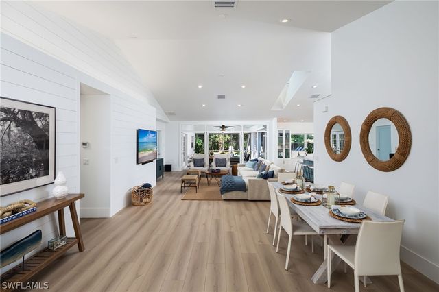 339 4th AVE N, Naples, FL 34102