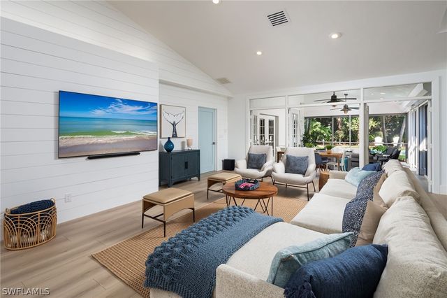 339 4th AVE N, Naples, FL 34102