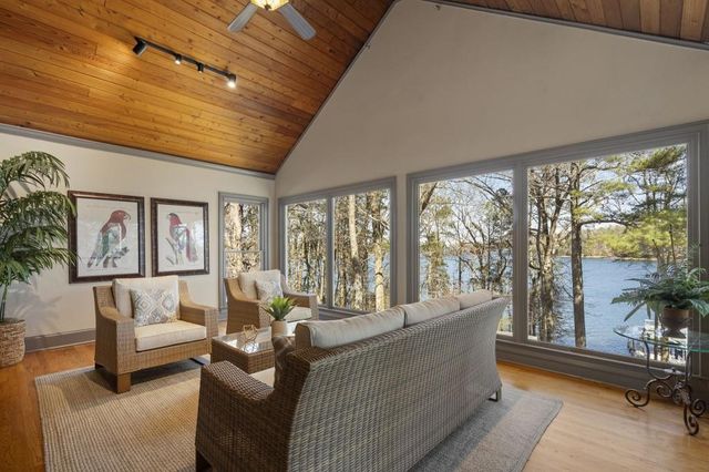 6402 Lakeview Drive, Buford, GA 30518