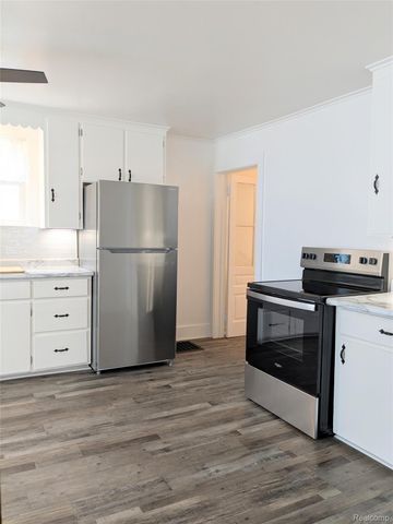 300 Bristol Street S, Almont Village, MI 48003