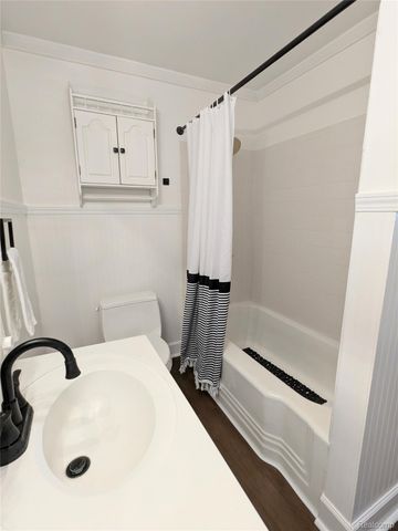 300 Bristol Street S, Almont Village, MI 48003