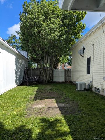 300 Bristol Street S, Almont Village, MI 48003