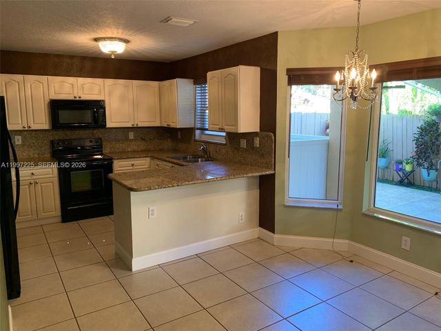 194 Maple Ter, Davie, FL 33325
