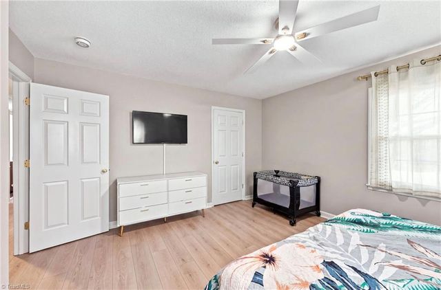 436 Peace Haven Road, Winston-salem, NC 27103