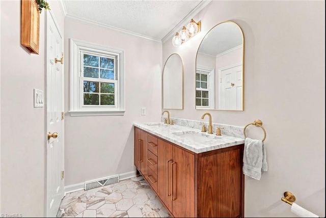 436 Peace Haven Road, Winston-salem, NC 27103