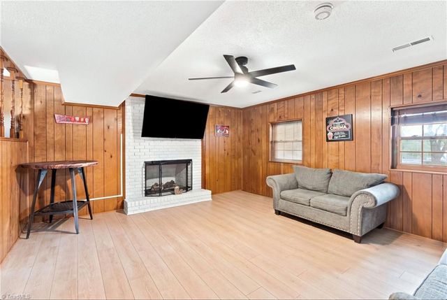 436 Peace Haven Road, Winston-salem, NC 27103