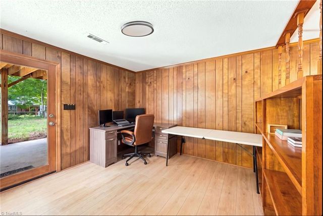 436 Peace Haven Road, Winston-salem, NC 27103