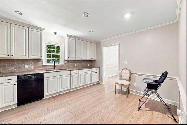 436 Peace Haven Road, Winston-salem, NC 27103