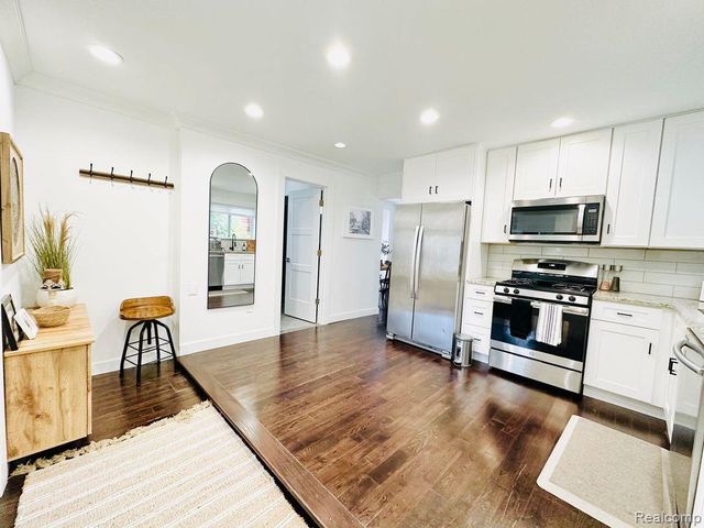 16244 Kirkshire Avenue, Beverly Hills, MI 48025