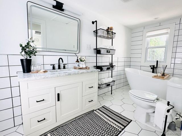 16244 Kirkshire Avenue, Beverly Hills, MI 48025