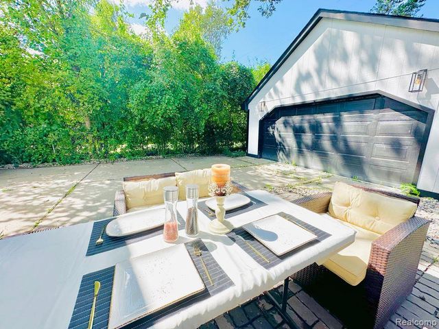 16244 Kirkshire Avenue, Beverly Hills, MI 48025