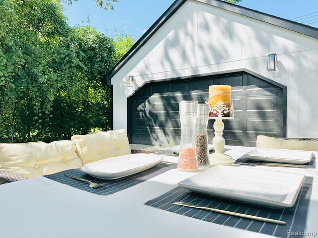 16244 Kirkshire Avenue, Beverly Hills, MI 48025