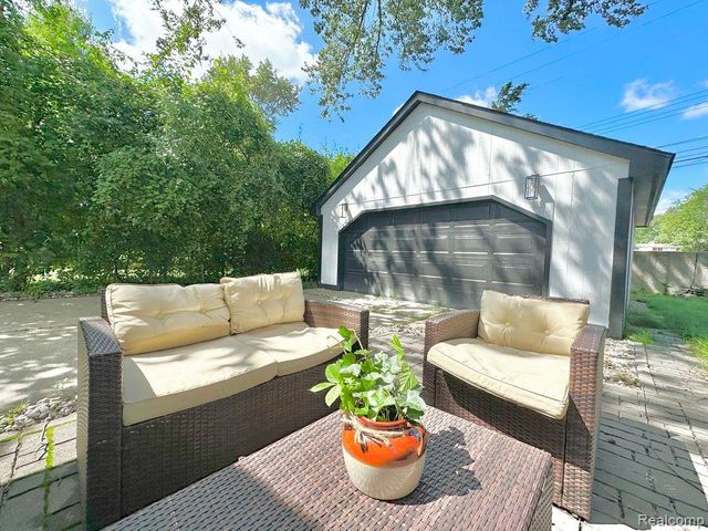 16244 Kirkshire Avenue, Beverly Hills, MI 48025