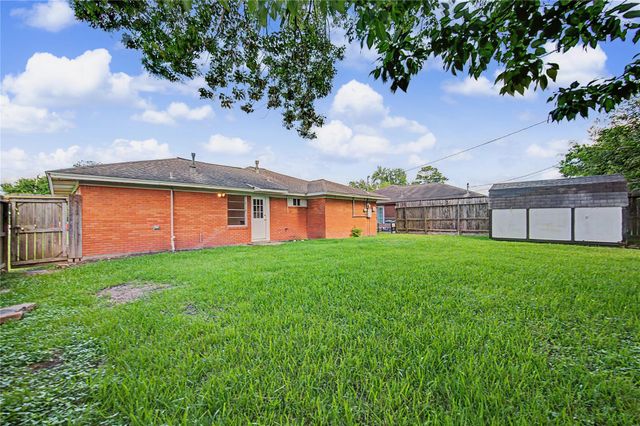 2102 Blueberry Lane, Pasadena, TX 77502