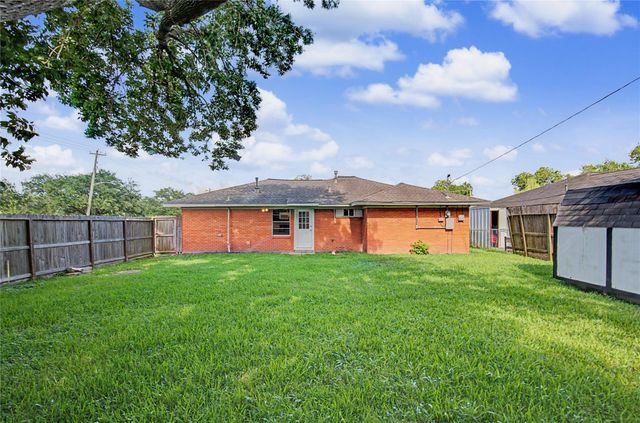 2102 Blueberry Lane, Pasadena, TX 77502
