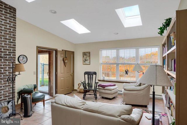 1105 RED HILL RD, Port Trevorton, PA 17864