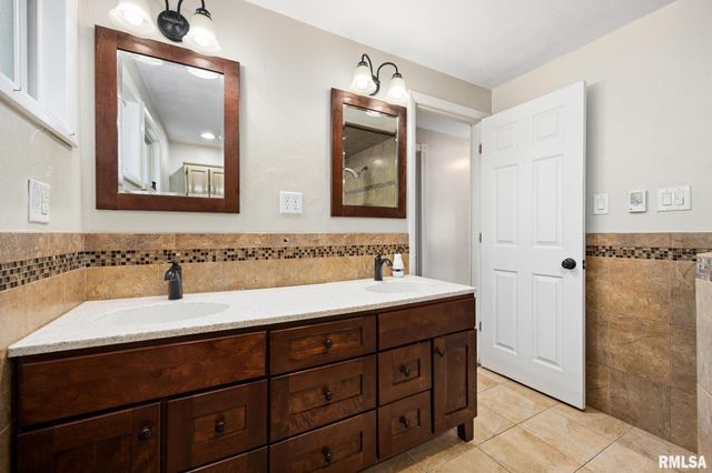 204 W DETWEILLER Drive, Peoria, IL 61615