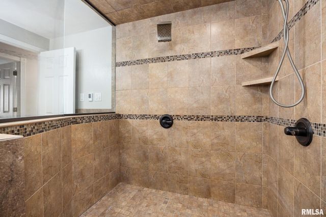 204 W DETWEILLER Drive, Peoria, IL 61615