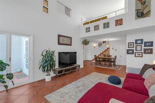 18645 Hatteras 230, Tarzana, CA 91356