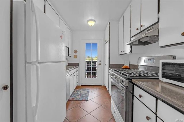 18645 Hatteras 230, Tarzana, CA 91356