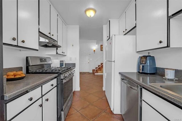 18645 Hatteras 230, Tarzana, CA 91356