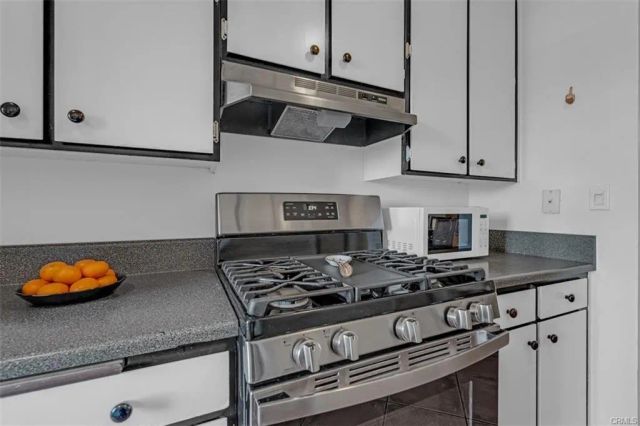 18645 Hatteras 230, Tarzana, CA 91356