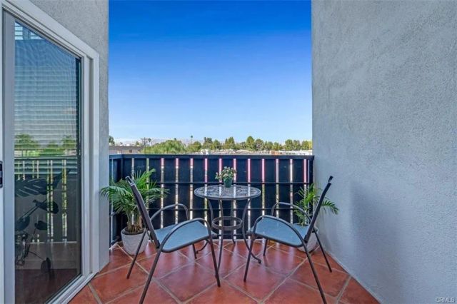 18645 Hatteras 230, Tarzana, CA 91356