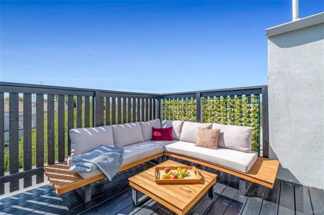 18645 Hatteras 230, Tarzana, CA 91356