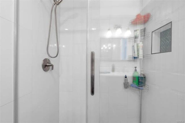 18645 Hatteras 230, Tarzana, CA 91356