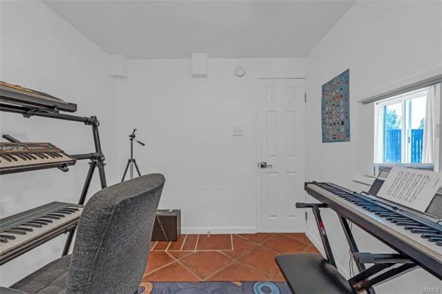 18645 Hatteras 230, Tarzana, CA 91356