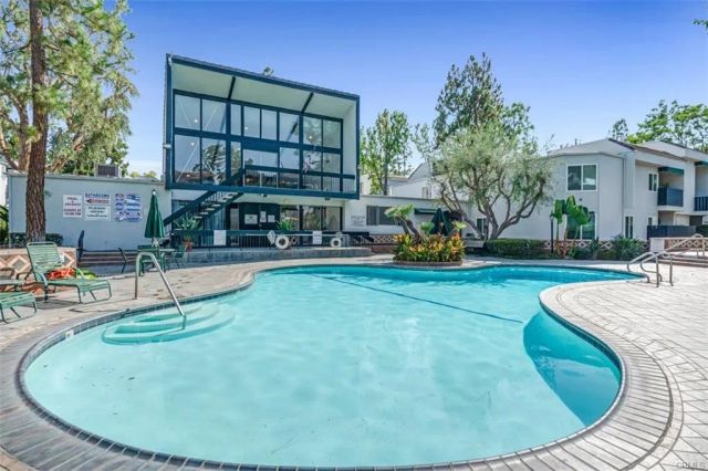 18645 Hatteras 230, Tarzana, CA 91356