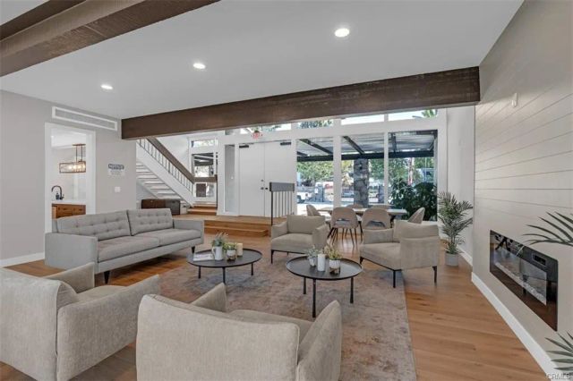 18645 Hatteras 230, Tarzana, CA 91356