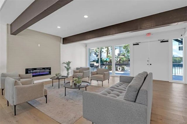 18645 Hatteras 230, Tarzana, CA 91356