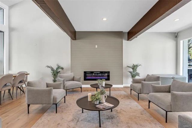 18645 Hatteras 230, Tarzana, CA 91356