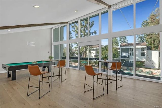 18645 Hatteras 230, Tarzana, CA 91356