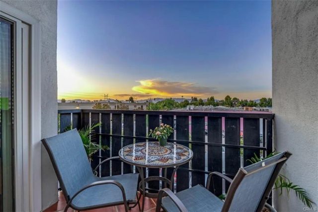 18645 Hatteras 230, Tarzana, CA 91356