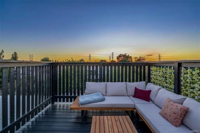 18645 Hatteras 230, Tarzana, CA 91356