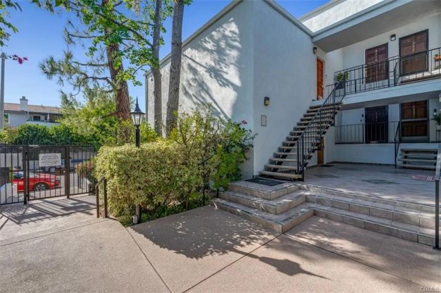 18645 Hatteras 230, Tarzana, CA 91356