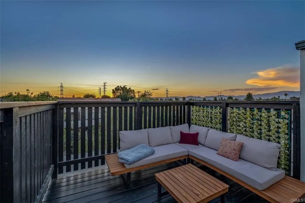 18645 Hatteras 230, Tarzana, CA 91356