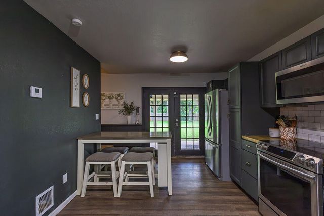 4221 W La Siesta Place, Springfield, MO 65802
