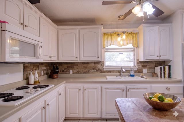202 Rose Marie Boulevard, Hearne, TX 77859
