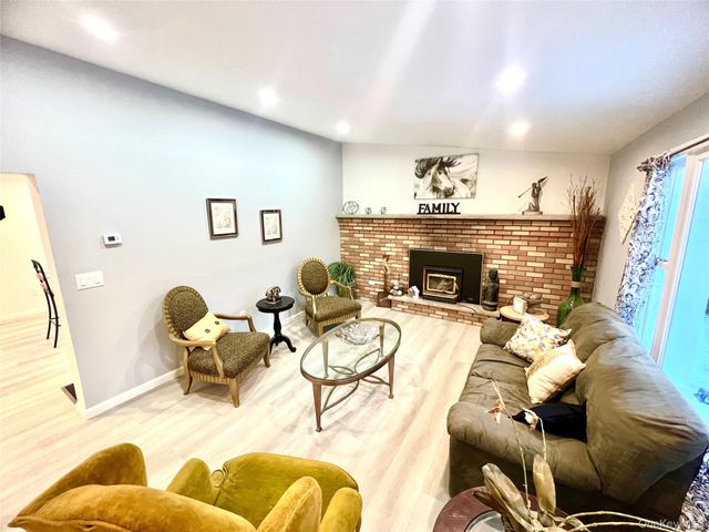 17 Dunthorne Drive, Pine Bush, NY 12721